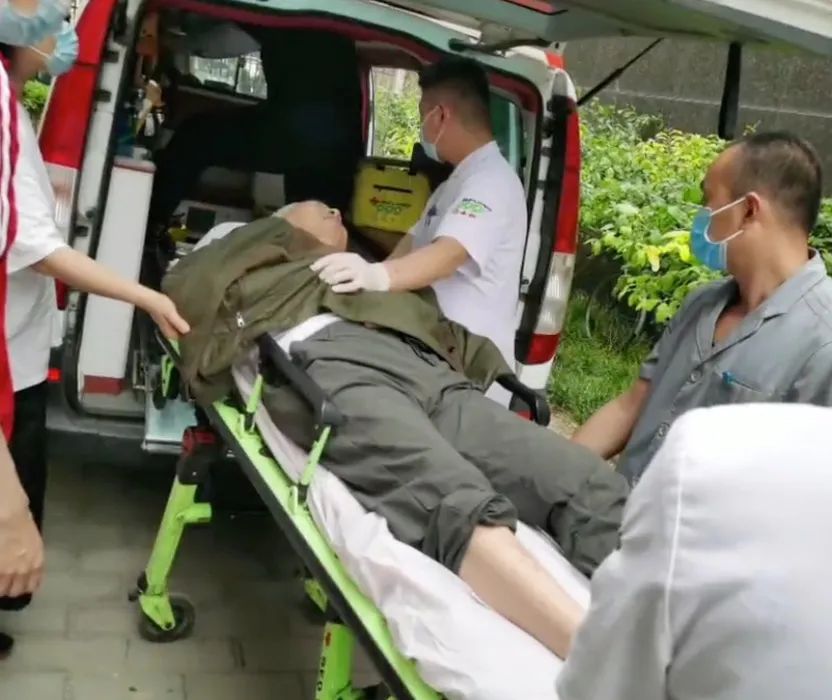 驚險(xiǎn)！外賣放門口一天沒人拿？警察開鎖破門后……(圖6)